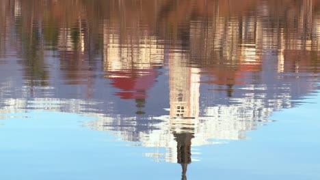el reflejo del campanario de una iglesia en las aguas del lago bled eslovenia