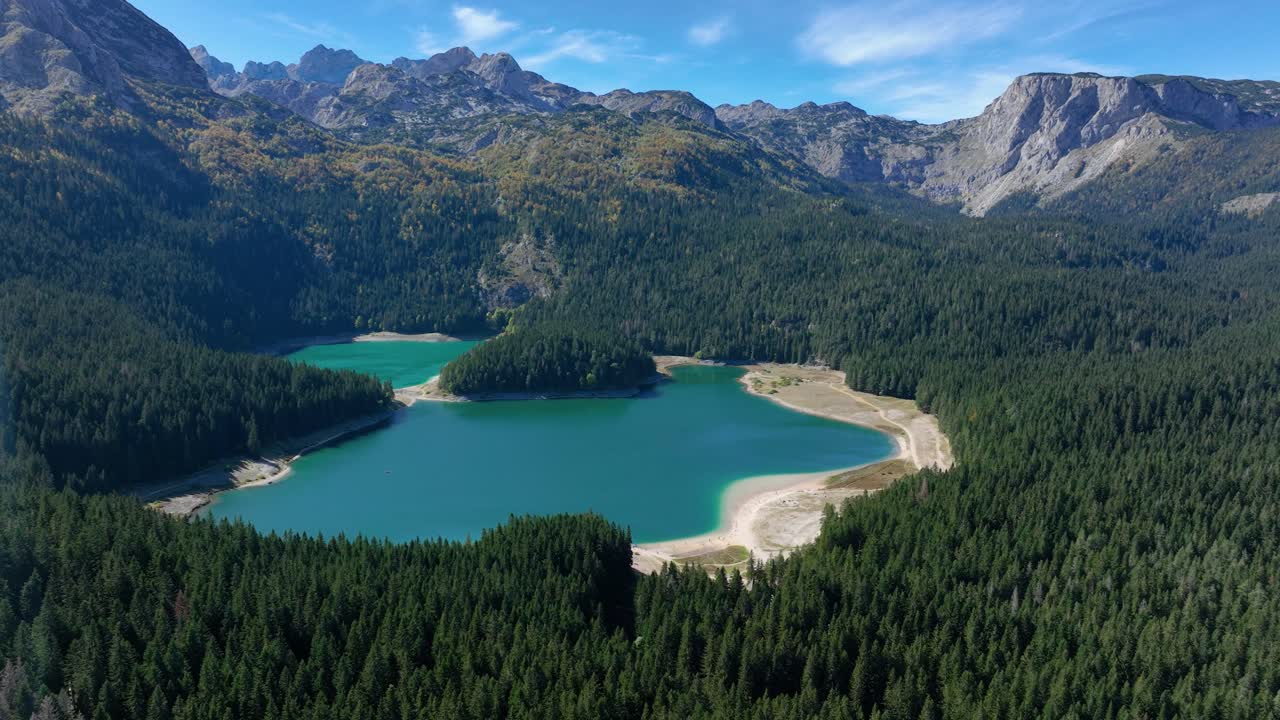 vista aérea de un pintoresco lago de montaña rodeado de bosques y montañas