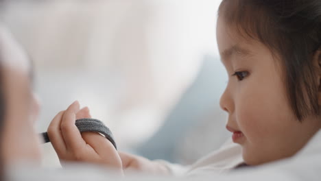 아버지와 함께 아름다운 작은 아시아 소녀가 집에서 딸과 함께 놀고 있는 가족 시간을 보내고 있습니다.
