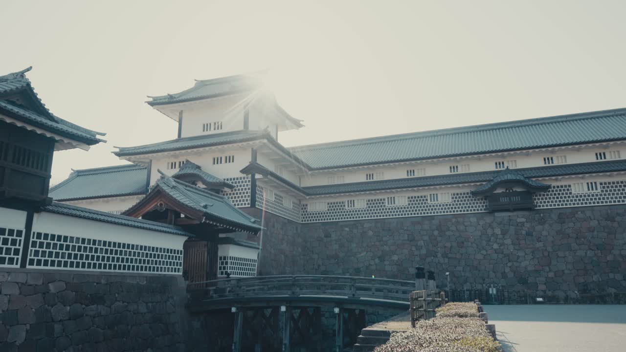 la puerta de hashizume-mon del castillo de kanazawa en ishikawa, japón