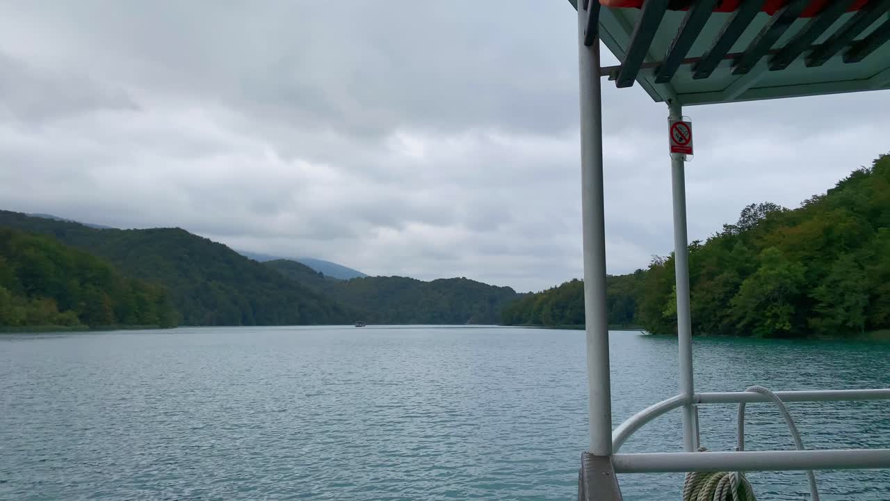 흐린 날, 크로아티아 국립공원, 4k의 플리트비체 호수에서 뛰어난 보트 전망