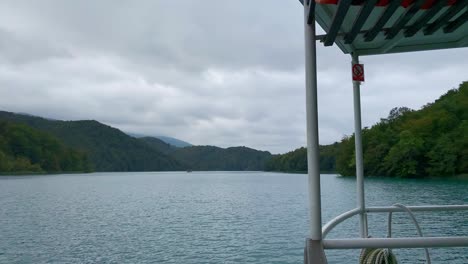 Vista-Excepcional-Del-Barco-En-Los-Lagos-De-Plitvice-En-Un-Día-Nublado,-Parque-Nacional-De-Croacia,-4k