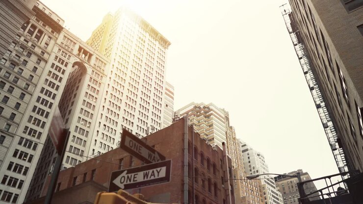 Ripresa a volo radente con angolazione bassa di grattacieli moderni a New York City. Quartiere residenziale. Ripresa in stile dolly POV