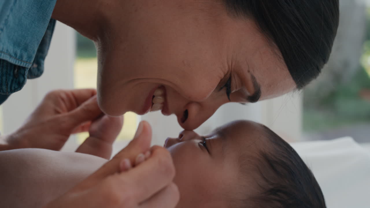 가까운 어머니가 바꾸는 테이블에서 아기를 돌보는 행복한 엄마 놀이로 진정시키는 유아가 집에서 아이를 돌보는 4k 영상