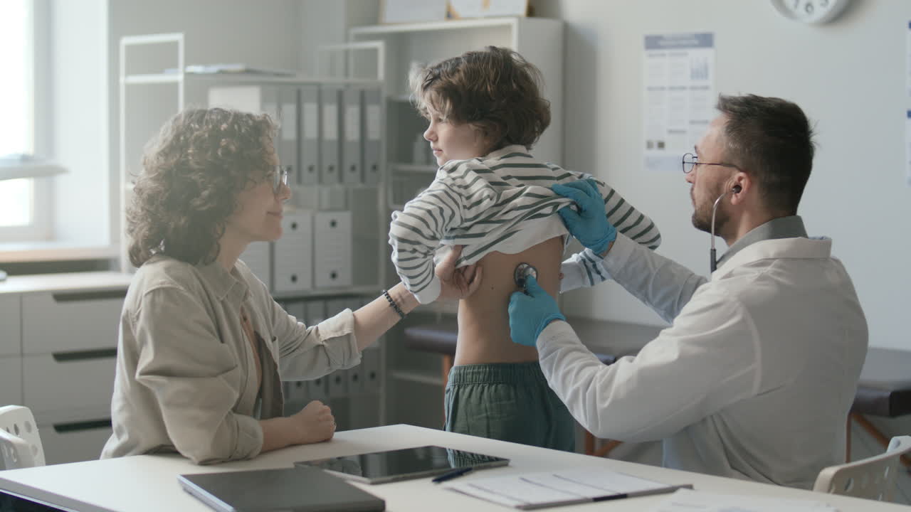 소아과 의사는 아이를 스테토스코프로 검사하고 클리닉에서 조언합니다.