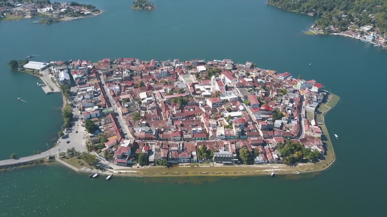 Guatemala, Peten Flores'teki bir gölün ortasında bir adanın drone ile havadan çekimi.