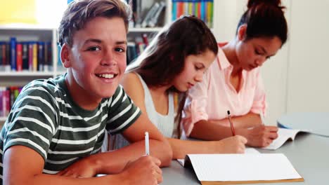 Schulkinder-Machen-Hausaufgaben-In-Der-Bibliothek