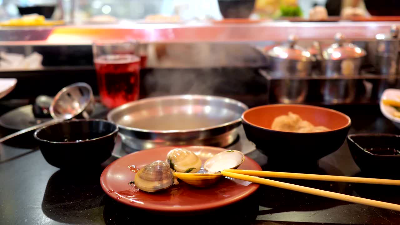 무제한 뷔페: 움직이는 컨베이어의 배경에서 접시에 인 데기