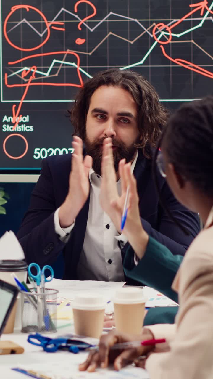 Ofis Toplantısında İş Stratejisi Tartışan Profesyonel Adam