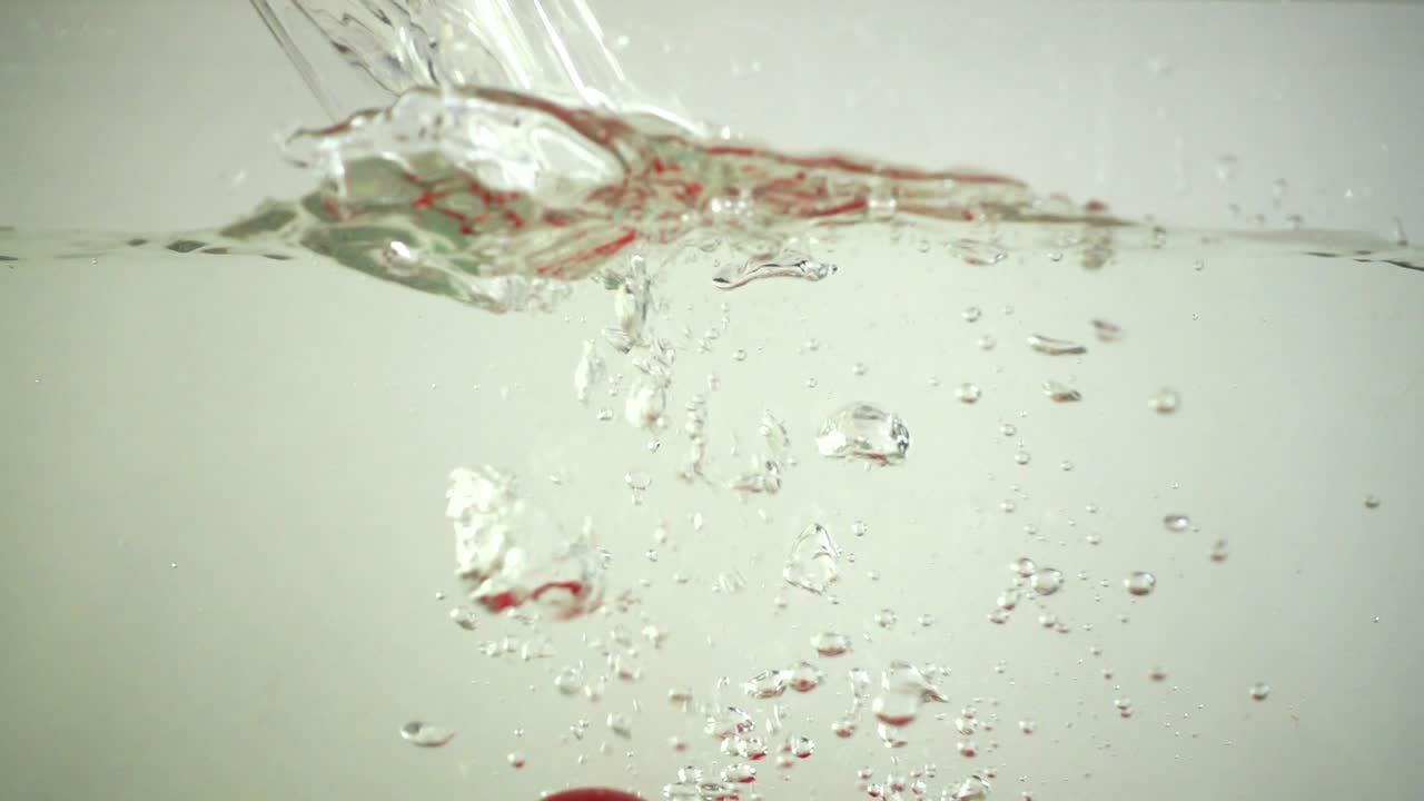 Ravanelli cadono nell'acqua. Slow motion.
