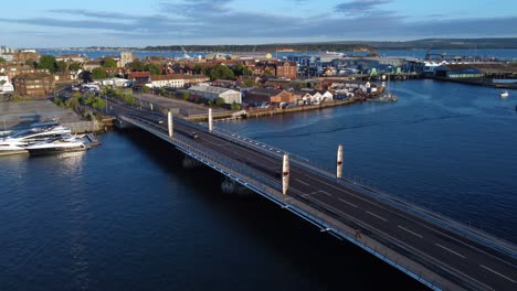 Zwillingssegelbraut-In-Poole-Mit-Verkehr-Und-Einem-Boot