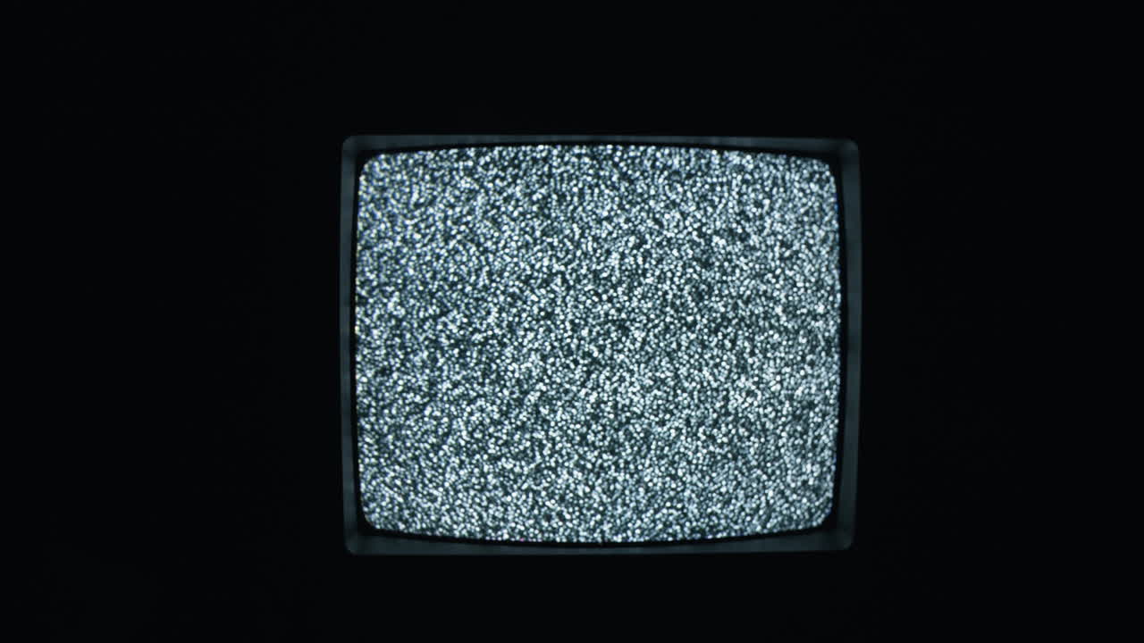 Szum telewizyjny i zakłócenia na ekranie telewizora VCR.