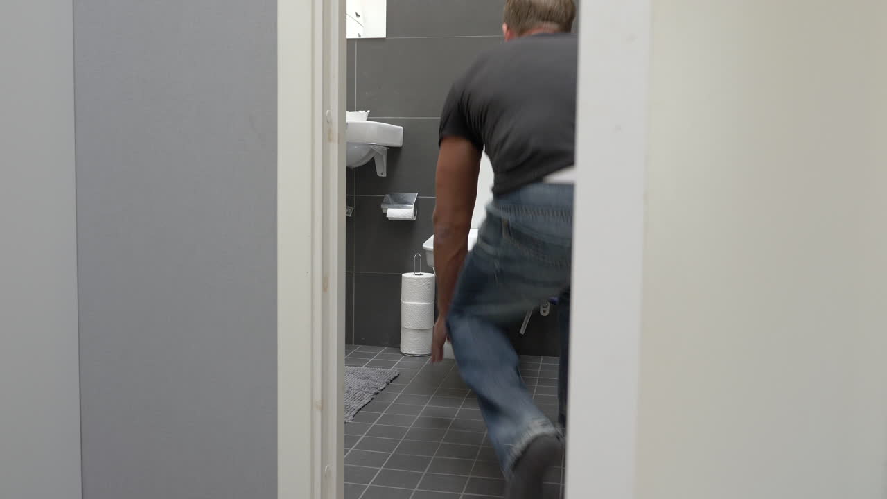 hombre corriendo al baño y vomitando