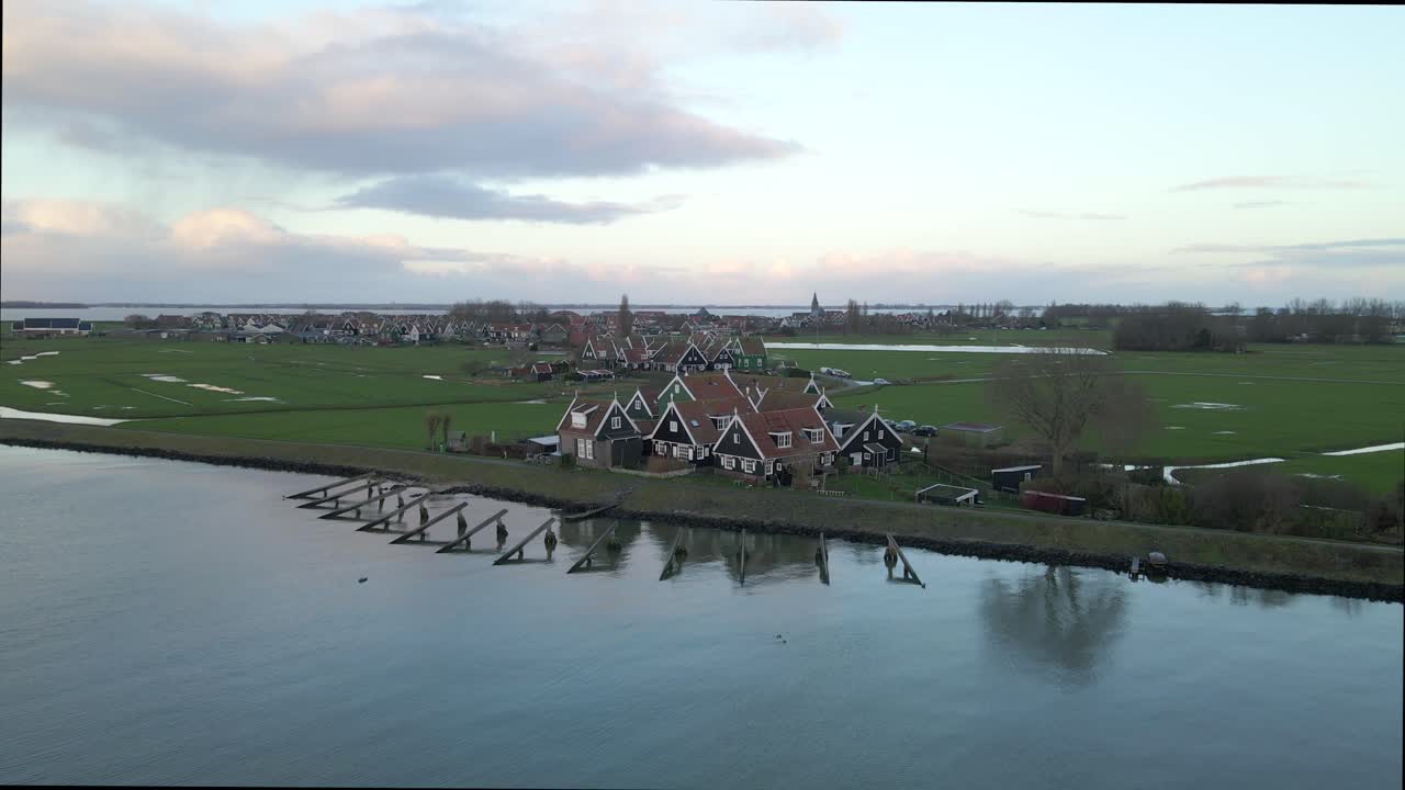 Prime ore del mattino su un villaggio e un lago sereno, Marken, Paesi Bassi