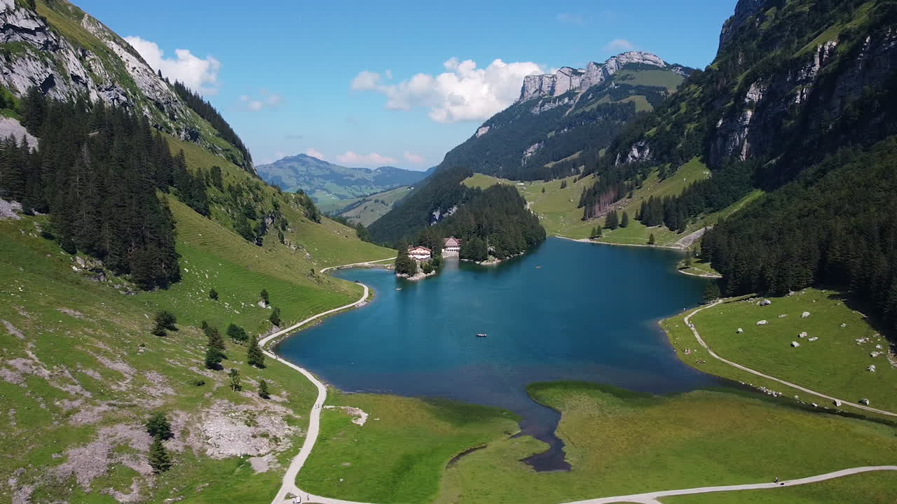 Luftfoto af en bjergsø i de schweiziske alper, Seealpsee, Ebenalp