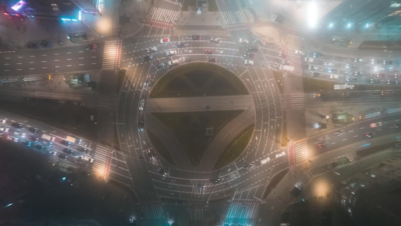 교통 체증이 있는 바르샤바 시의 러시아워에 원형 교차로의 공중 하이퍼랩스를 밝힙니다.