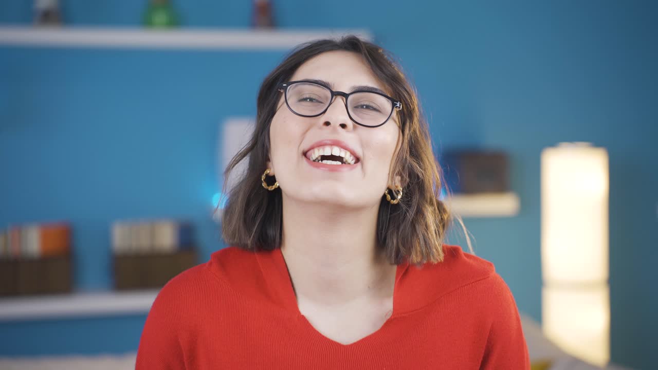 mujer joven feliz y positiva riendo.