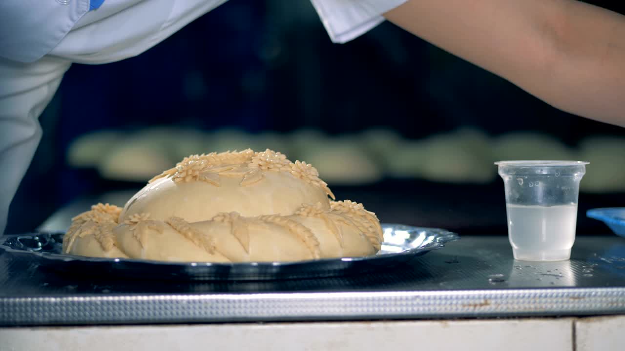 노동자 손가락은  장식의 위치를 확인합니다.