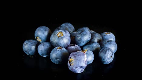 Haufen-Von-Blaubeeren,-Die-Langsam-Im-Schwarzen-Hintergrund-Zugrunde-Gehen---Verdorbene-Blaubeeren