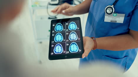 Doctor-brain-scan,-tablet-screen