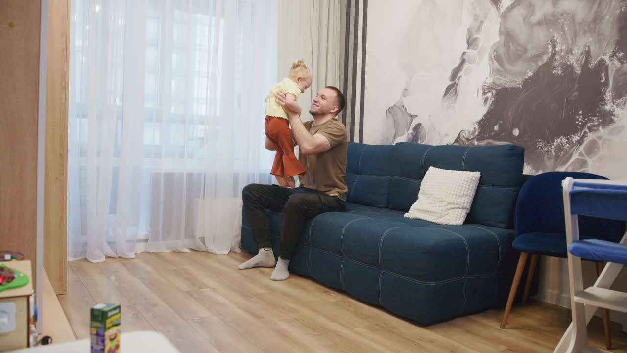 Baba, Oturma Odasında Mutlu Küçük Çocukla Oynuyor