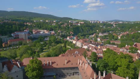 Espectacular-Vista-Aérea-Superior-Vuelo-Ciudad-Krumlov-Cesky-Castillo-En-La-Colina-Castlein-En-República-Checa-En-Europa,-Verano-De-2023