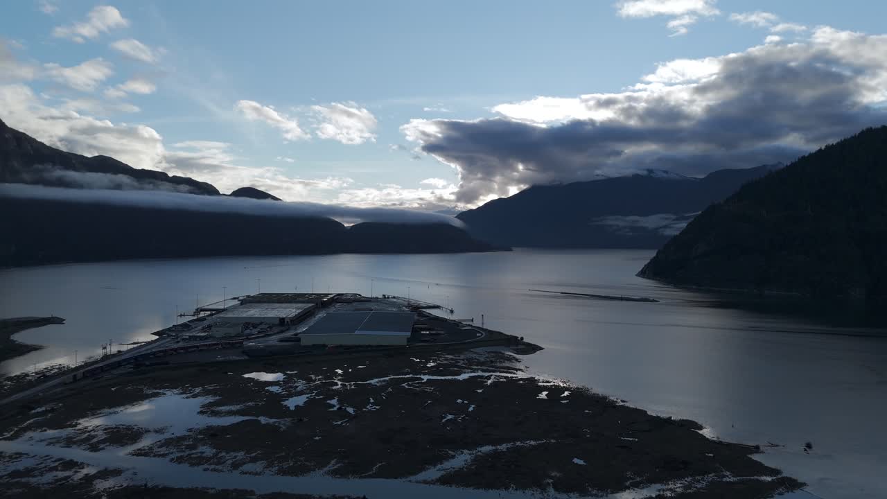 Byen Squamish, British Columbia i Howe Sound Fjord ved solnedgang i Canada. Luftfoto