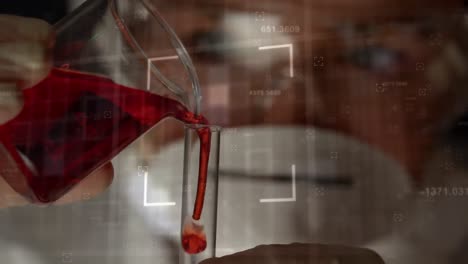 animación del procesamiento de datos sobre un científico vertiendo líquido en un tubo de ensayo