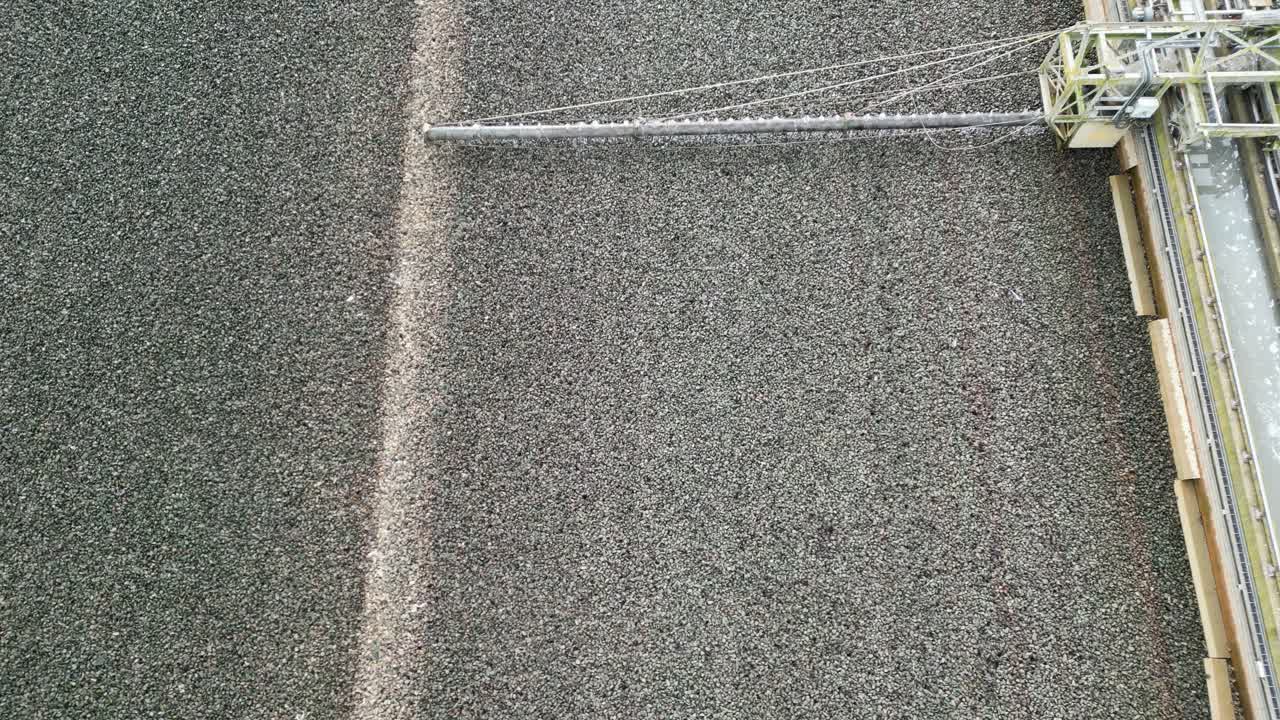 하수처리 공장 위에서 움직이는 파이프의 드론 뷰 에섹스 영국 드론 공중 뷰