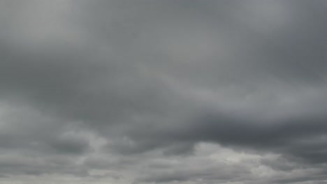 Tiefansicht-Des-Blauen-Himmels-Mit-Wolken