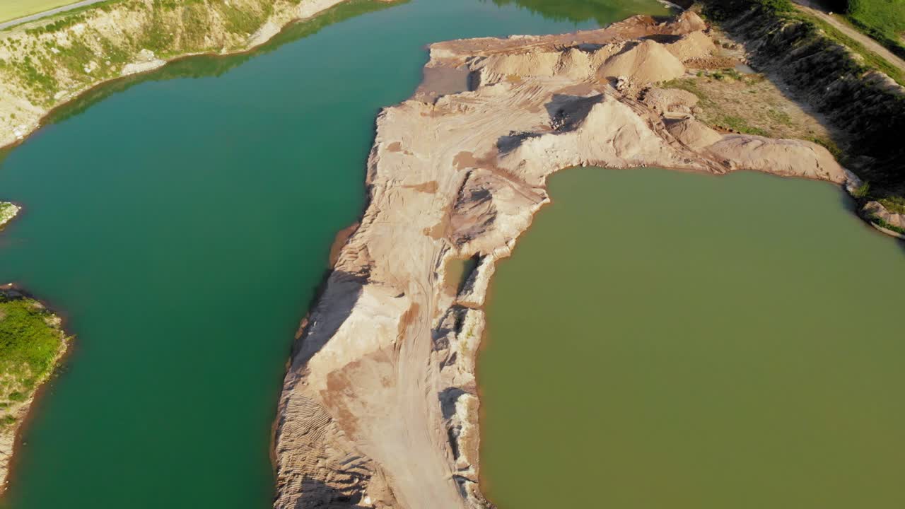 toma aérea de un dron de pequeños lagos en una cantera en el distrito de pomeranian en polonia