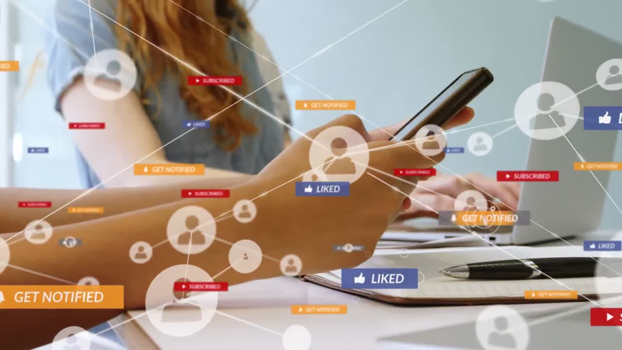 스마트폰을 사용하는 백인 여성에 대한 미디어 아이콘과의 연결 네트워크의 애니메이션