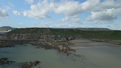 vista panorámica aérea de la bahía norte, scarborough, yorkshire del norte con acantilados, costa, océano y castillo
