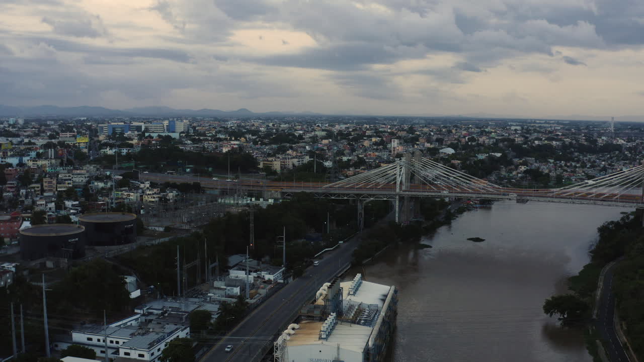 Ponte strallato sul fiume Ozama a Santo Domingo, Repubblica Dominicana