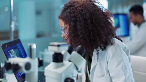 mujer científica que trabaja en un laboratorio
