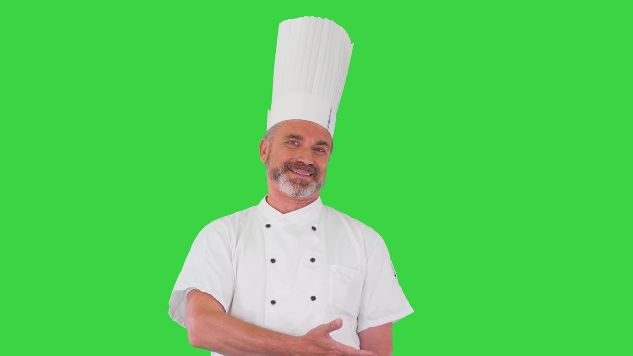 Chef professionista uomo che fa un gesto di benvenuto alla telecamera su schermo verde, chroma key.