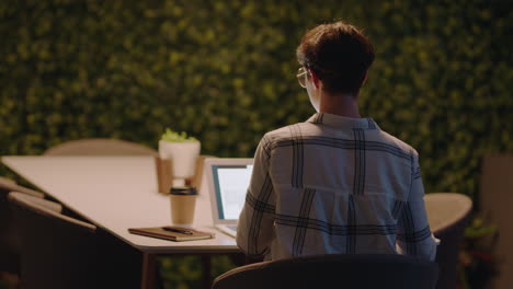 mujer de negocios caucásica que trabaja hasta tarde usando computadora portátil lluvia de ideas planeando un proyecto exitoso fecha límite emprendedor dedicado en el lugar de trabajo de la oficina por la noche