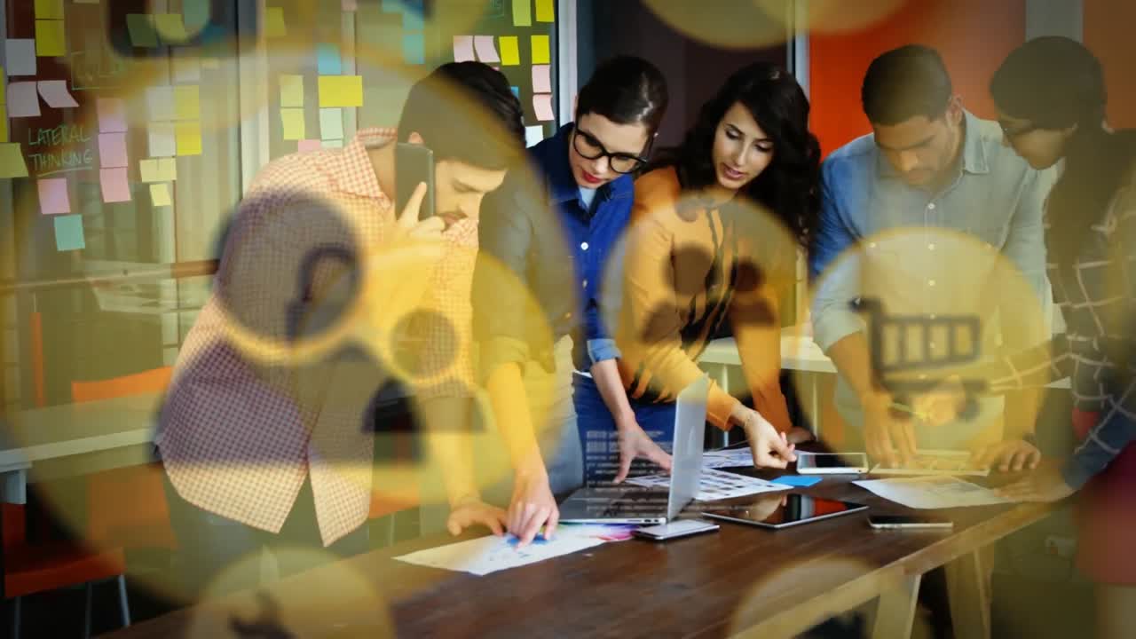 사무실에서 일하는 사람들에게 여러 개의 디지털 아이콘이 있습니다.