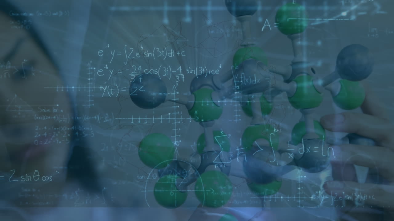 animación de fórmulas matemáticas sobre mujer asiática con modelo molecular
