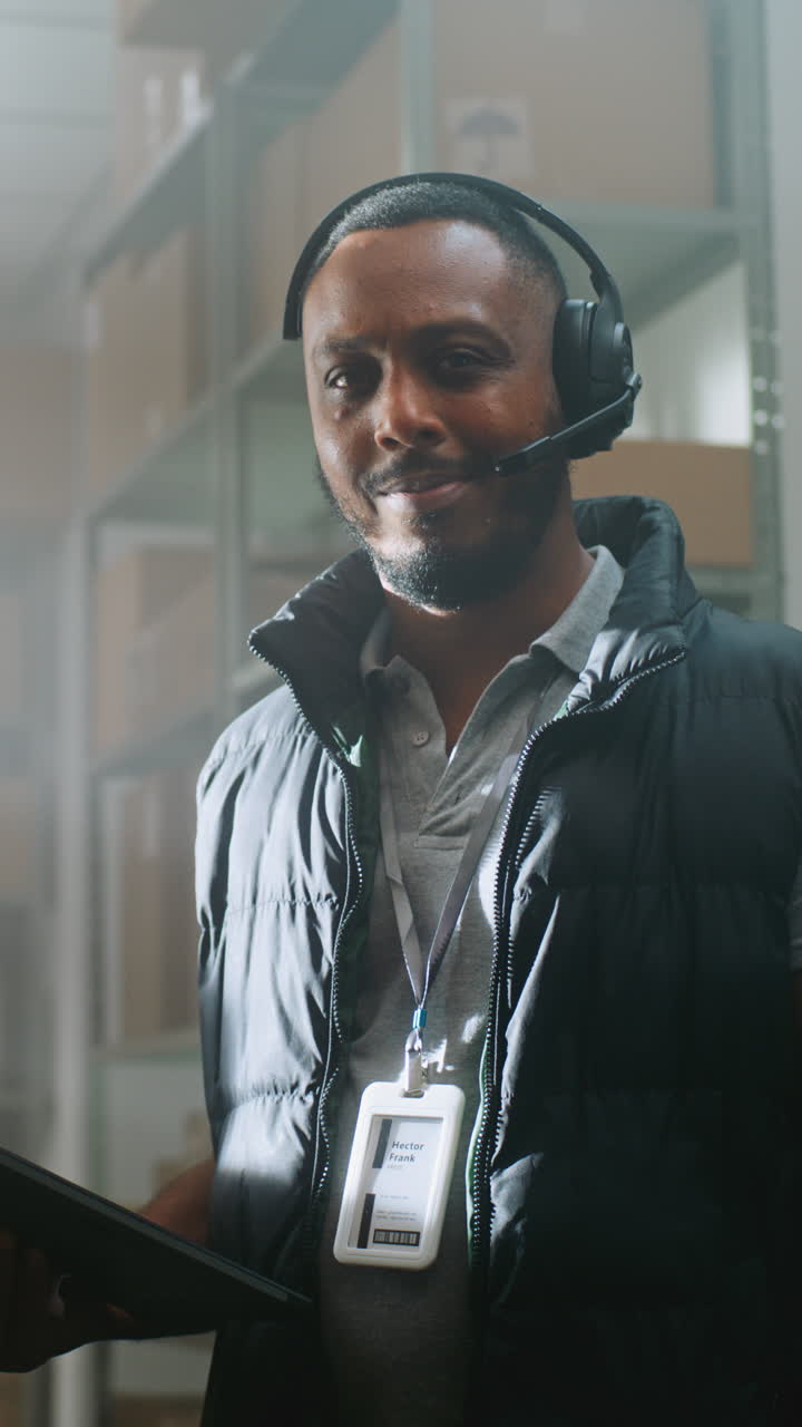 empleado del almacén con una tableta