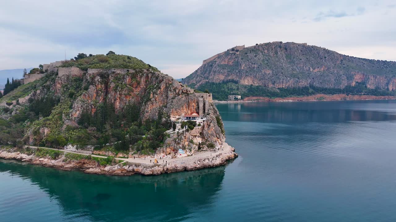 그리스 펠로폰네소스 지방의 아크로나플리아의 역사적인 요새를 배경으로 한 아르바니티아 산책 지역 위의 공중 풍경