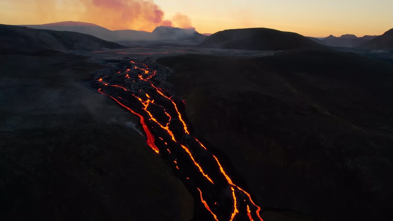 Cratere vulcanico, fiumi di lava, riprese aeree all'indietro, Islanda