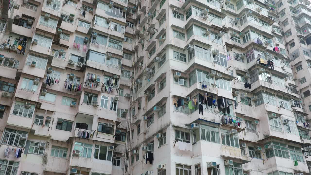 Veduta panoramica di condomini e grattacieli nel centro di Hong Kong, Cina, in una giornata di sole, che mostra una densa vita urbana e un'architettura moderna.