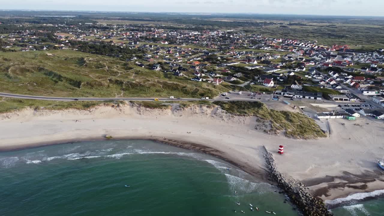 el pequeño pueblo norre vorupor en el parque nacional de thy en dinamarca en el mar del norte, un paisaje impresionante