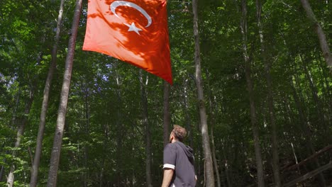 Adolescente-Civil-Saludando-La-Bandera-Turca.