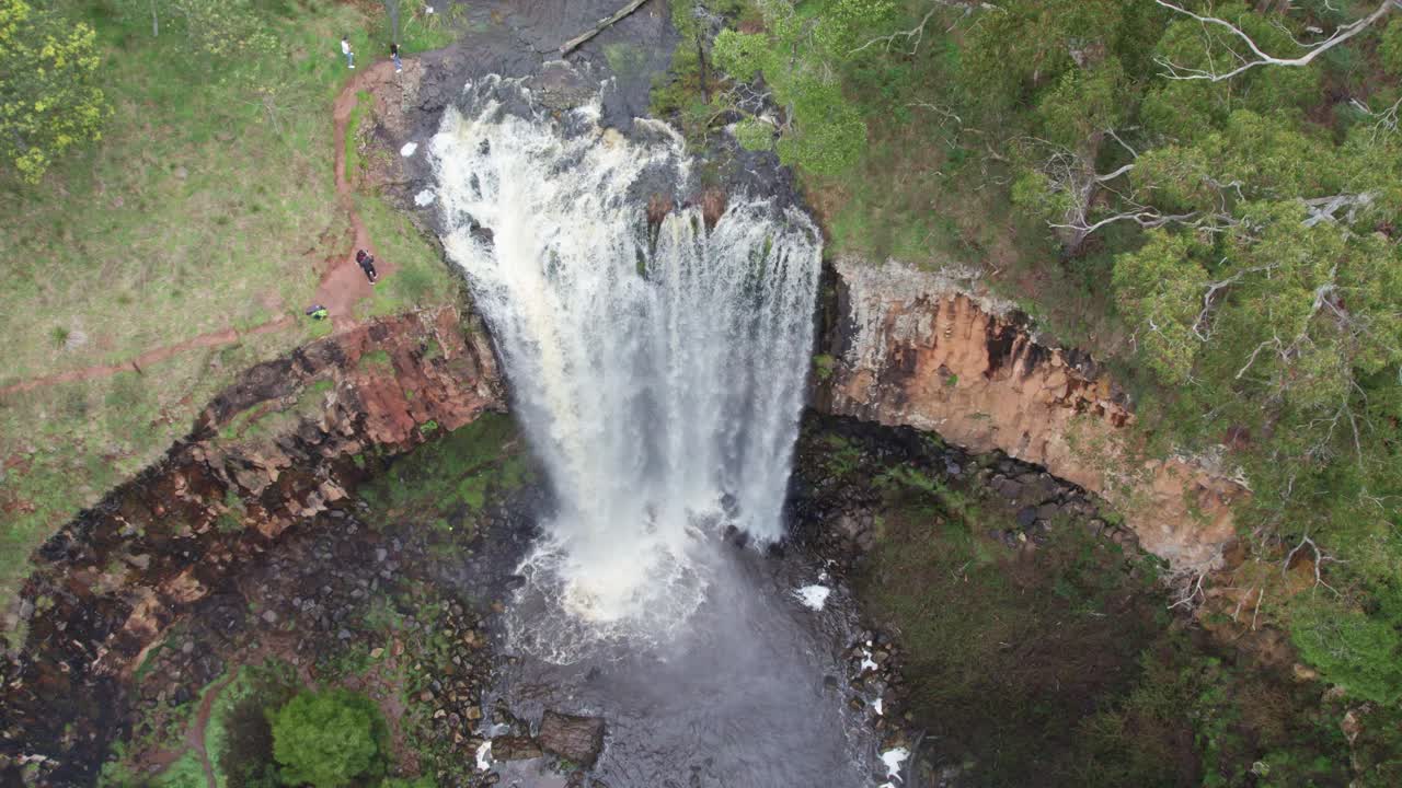 imágenes de drones del agua que fluye sobre las cataratas trentham después de la lluvia el 22 de septiembre de 2021, victoria, australia