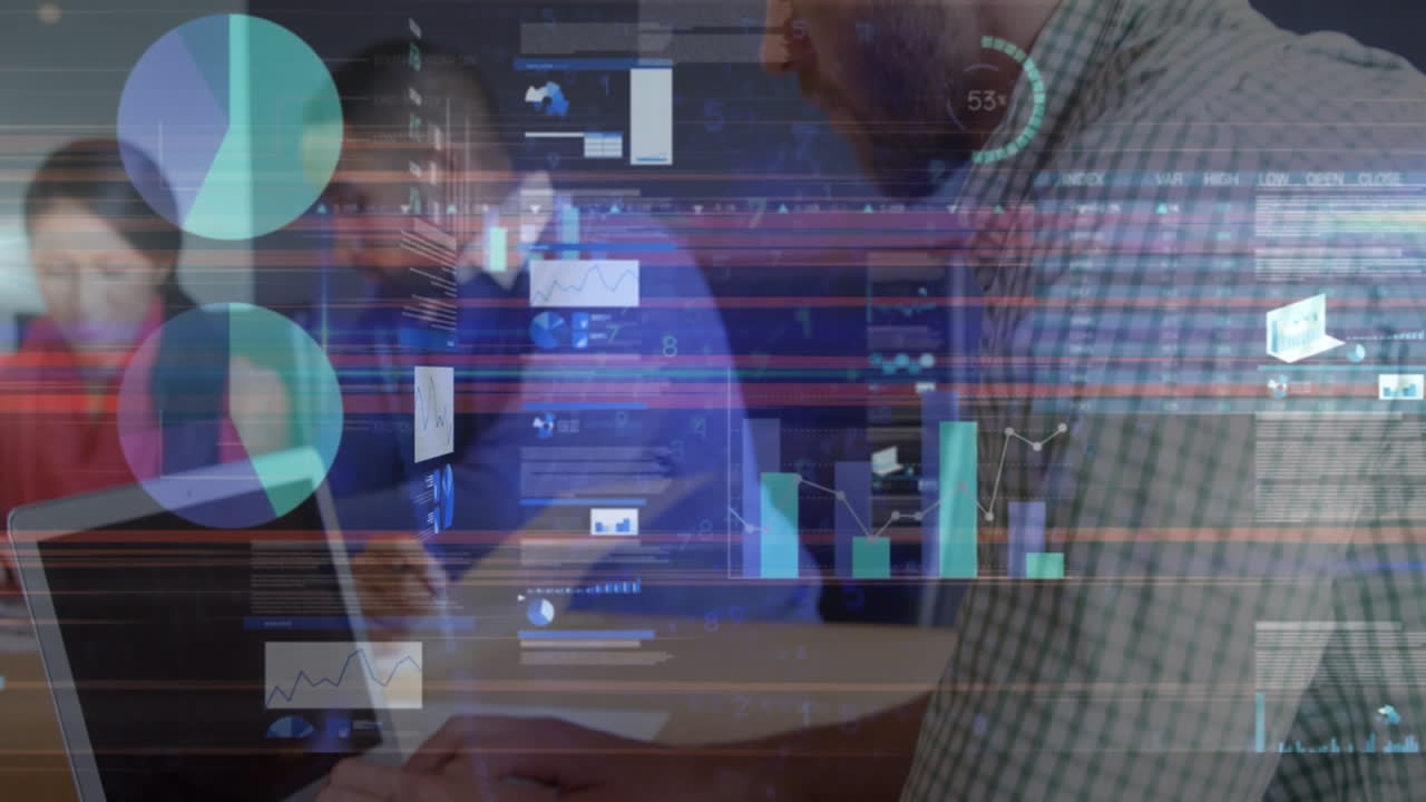 animación del procesamiento de datos sobre diversas personas de negocios que trabajan en la oficina