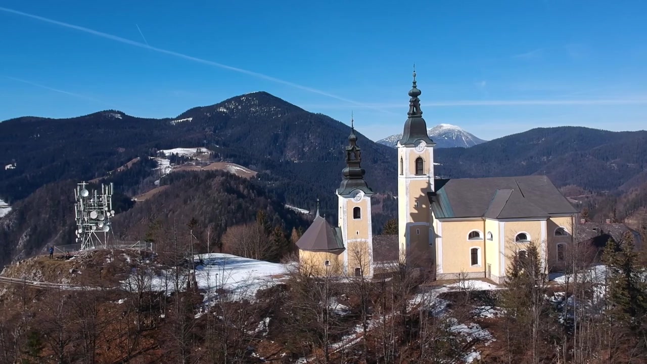 Volando intorno a una chiesa nelle montagne slovene