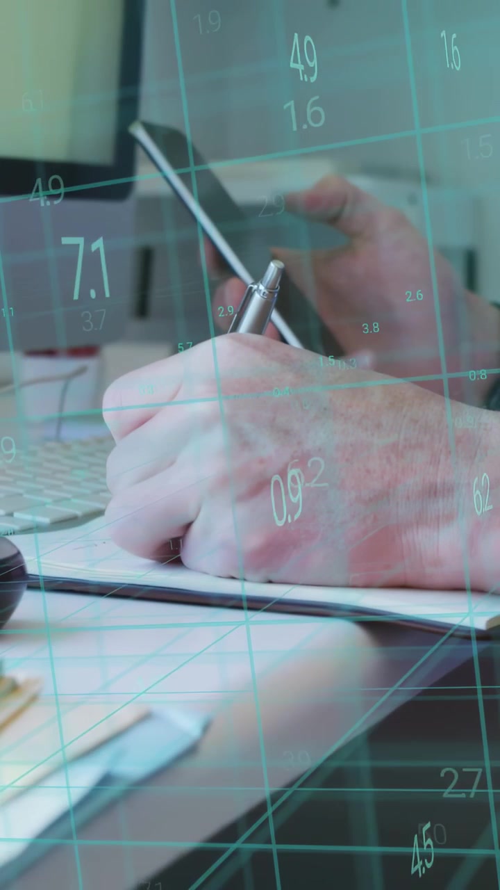 Video verticale: Uomo che solleva il telefono, toccando lo schermo mentre tiene una penna per appunti di lavoro, con griglia statica verde acqua.