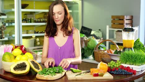 Woman-cutting-vegetables-in-kitchen